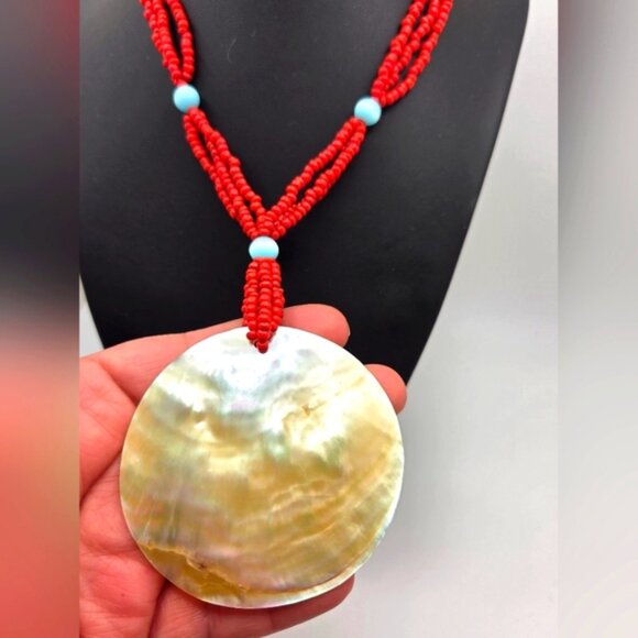 Elegant red coral bead necklace with shell pendant and mul - Picture 2 of 9